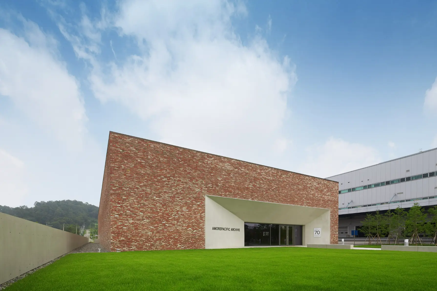 아모레피시픽-팩토리-아카이브-건물-파란-하늘-이미지