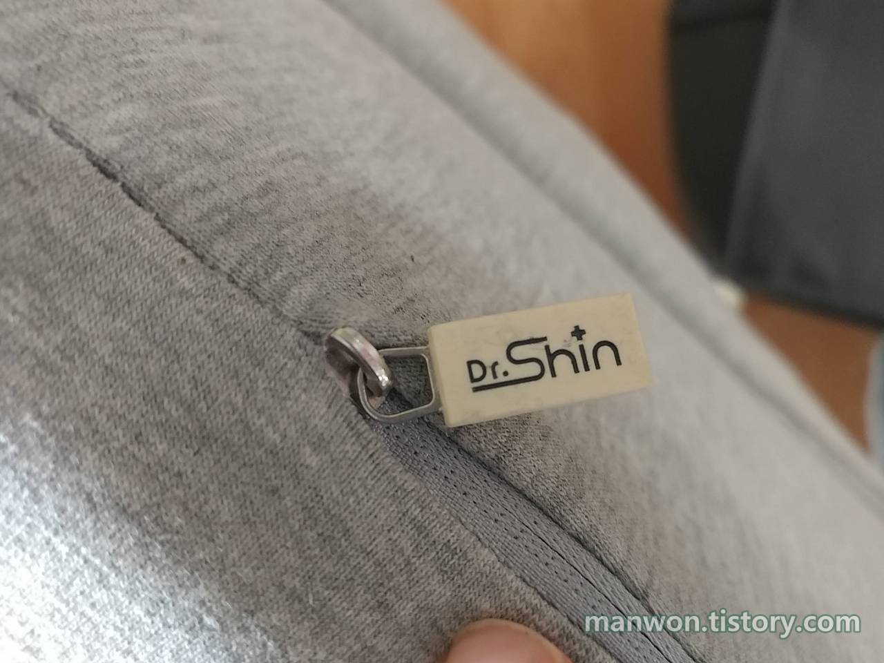 닥터신 위편한베개 지퍼 손잡이 부분입니다.