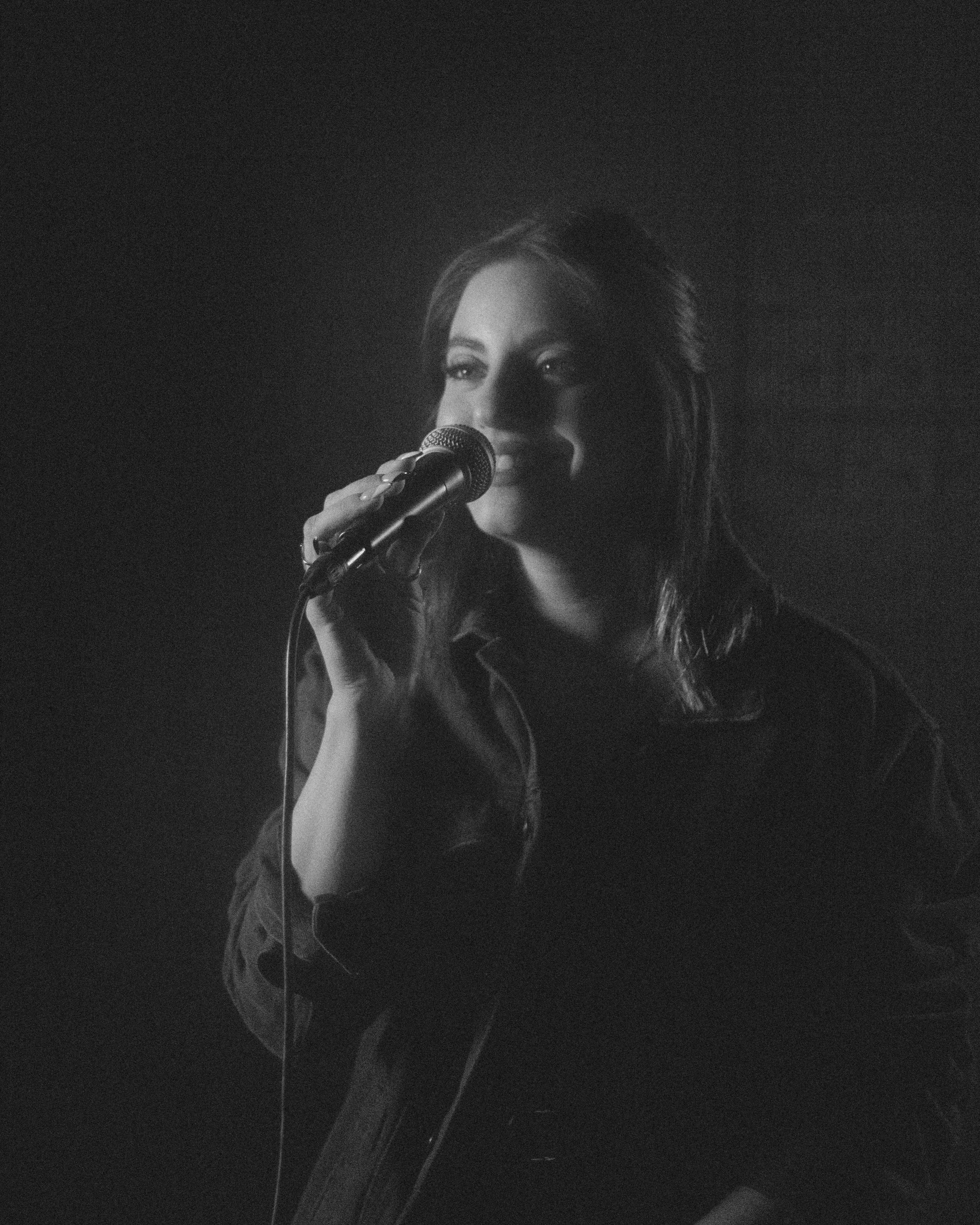 트로트 여성 가수 개인 무대 정면 클로즈업 관련 사진