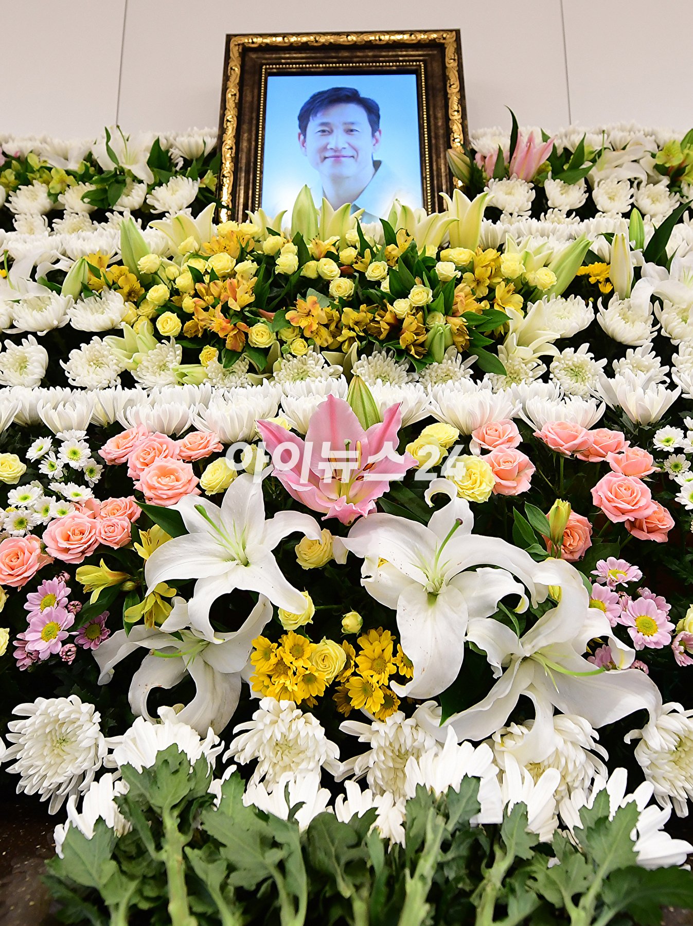 故 이선균의 빈소가 27일 서울 종로구 서울대학교병원 장례식장에 마련되어 있다. [사진=사진공동취재단]