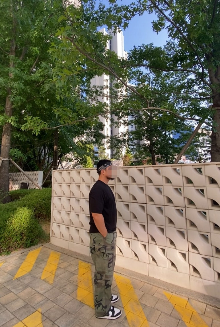 데일리룩(2025. 8. 10.)하바행크 클래식 페이슬리 반다나 블랙, 무신사 무신사스탠다드 쿨탠다드 반팔 티셔츠 블랙, 플루크 와이드 카모 카고팬츠, 나이키 덩크 로우 돌고래