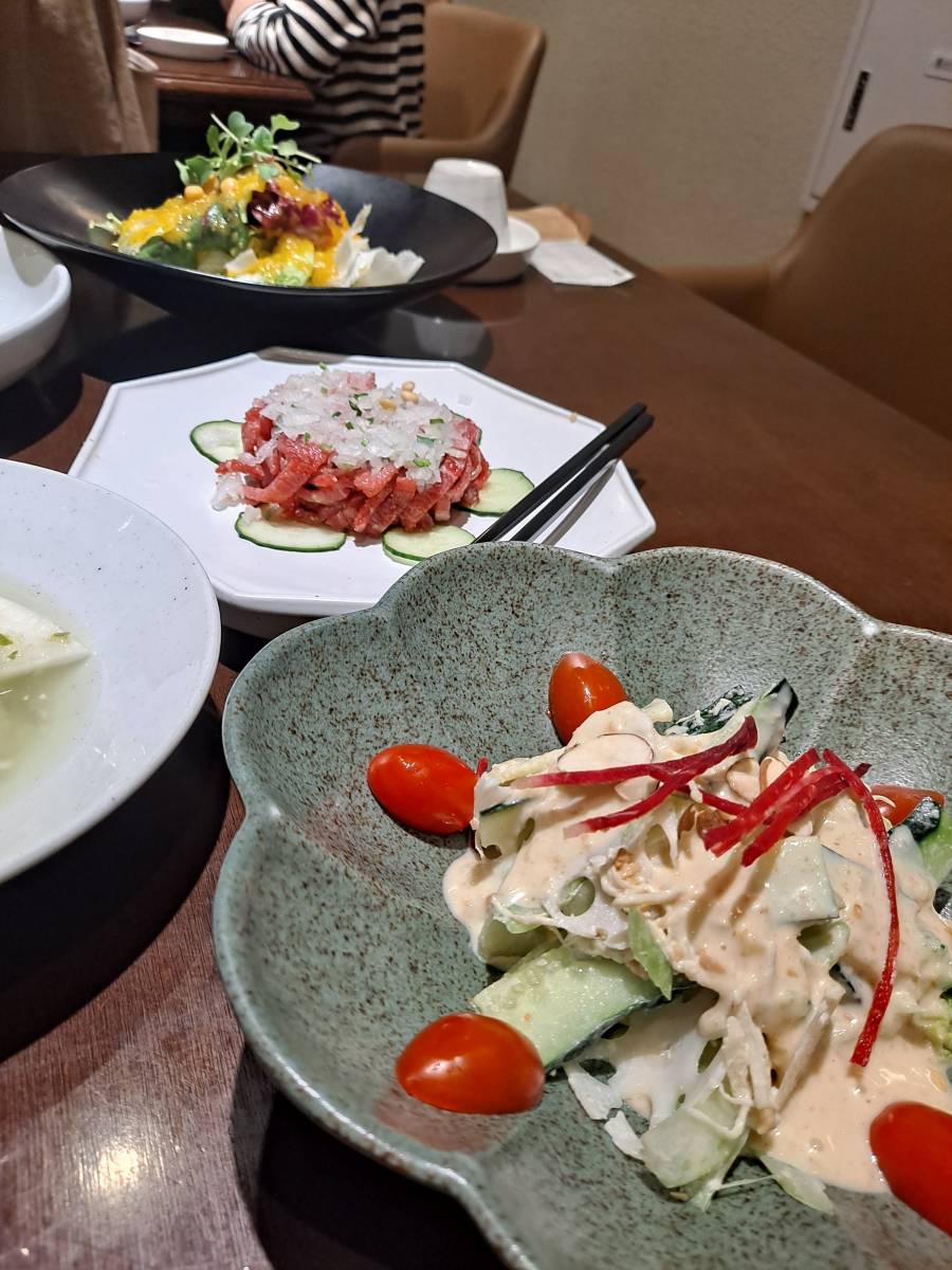 한우육회와 샐러드