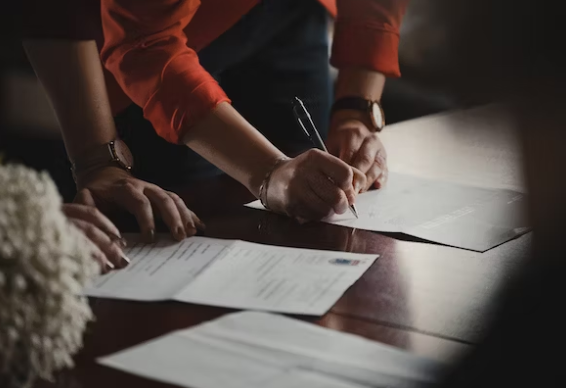 두-사람이-금전대차-계약서에-서명하고-있다