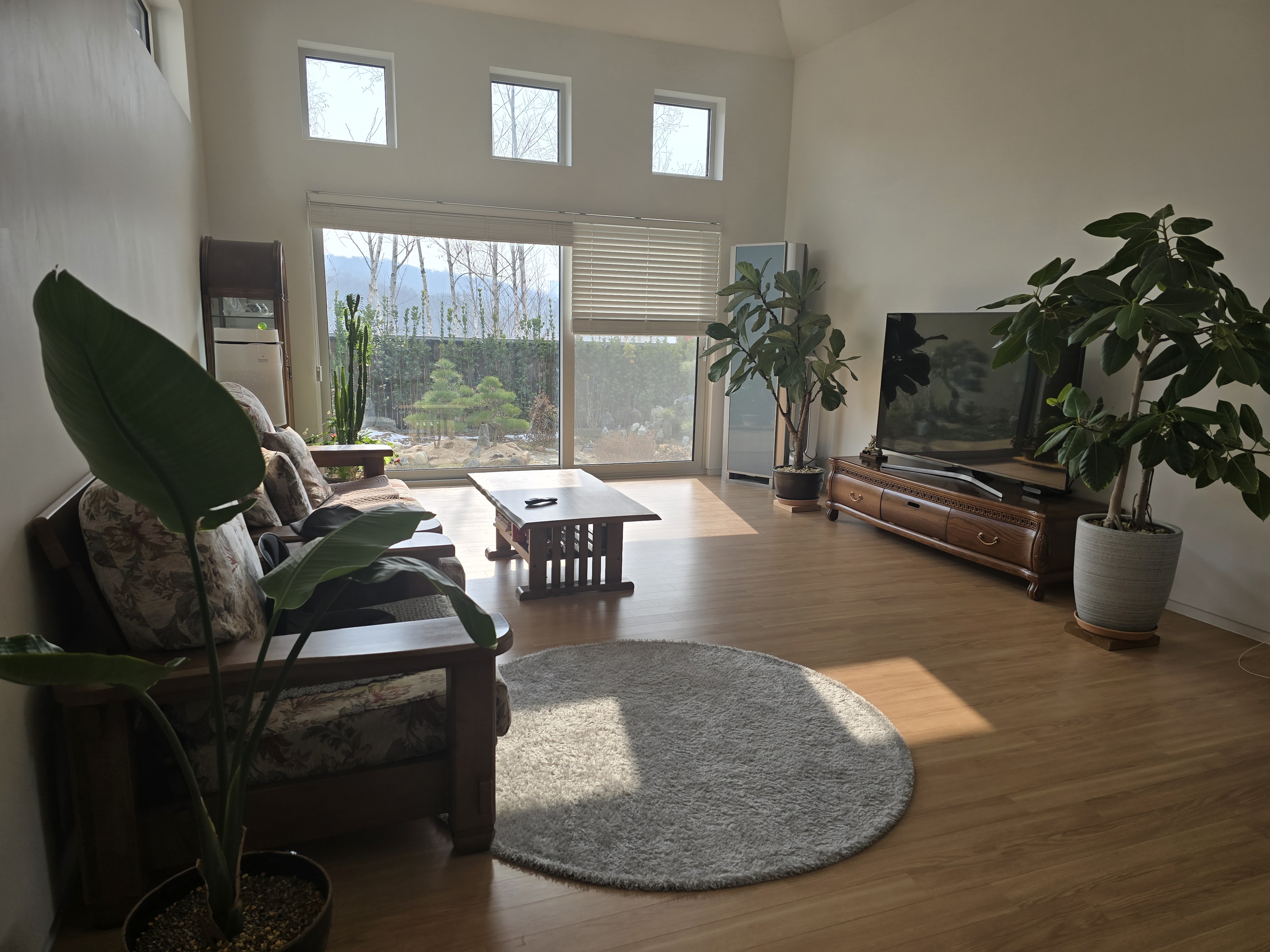 전원주택 2층 거실 모습