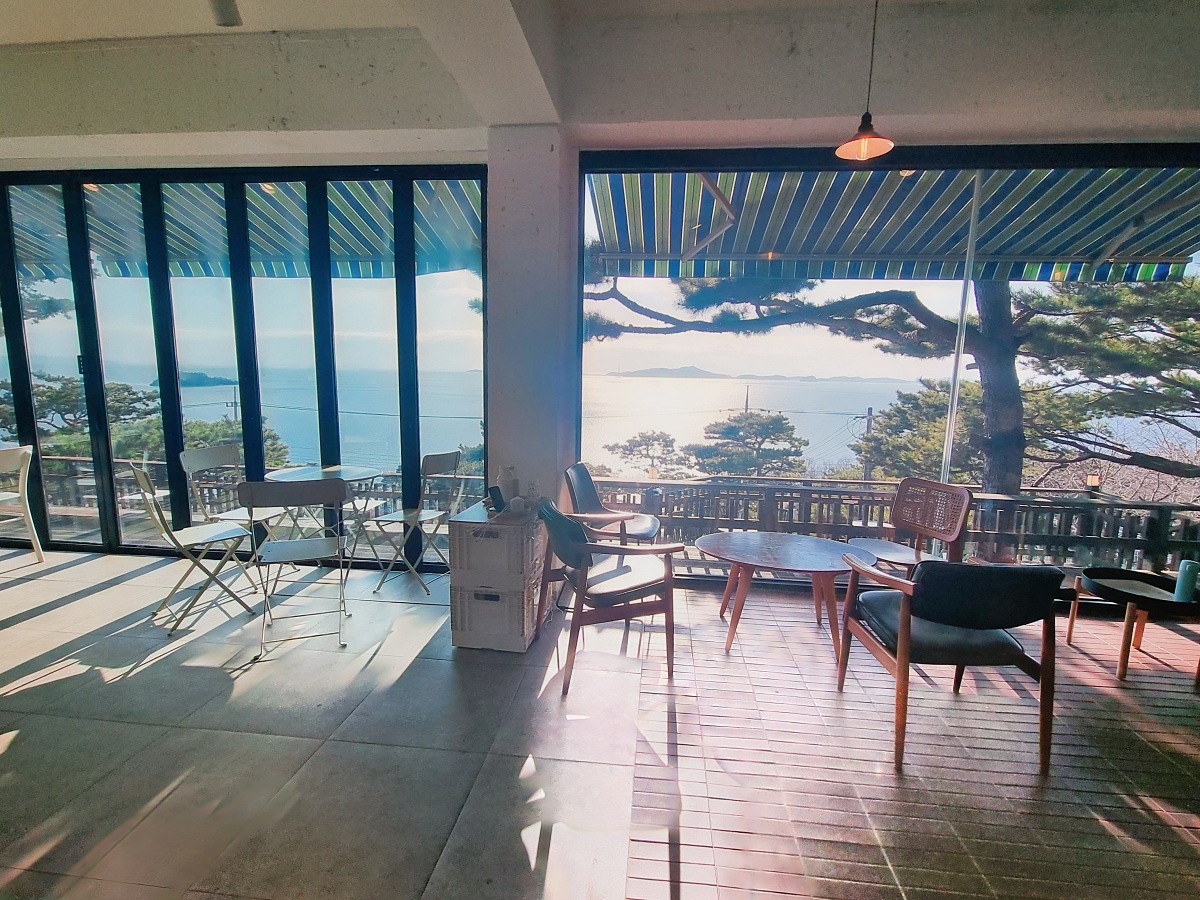 강화도 너머 석모도 노을이 예쁜 탁 트인 오션뷰 카페 '순간의순간': 비건, 노밀가루 디저트, 무료 쿠폰