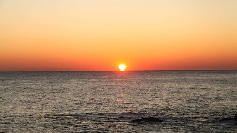 <img src="sea-sunset.jpg" alt="노을 지는 바닷가의 외로운 풍경">