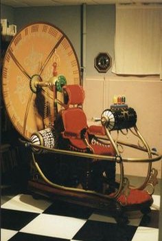 안락의자처럼-생긴-고대-타임머신-기계