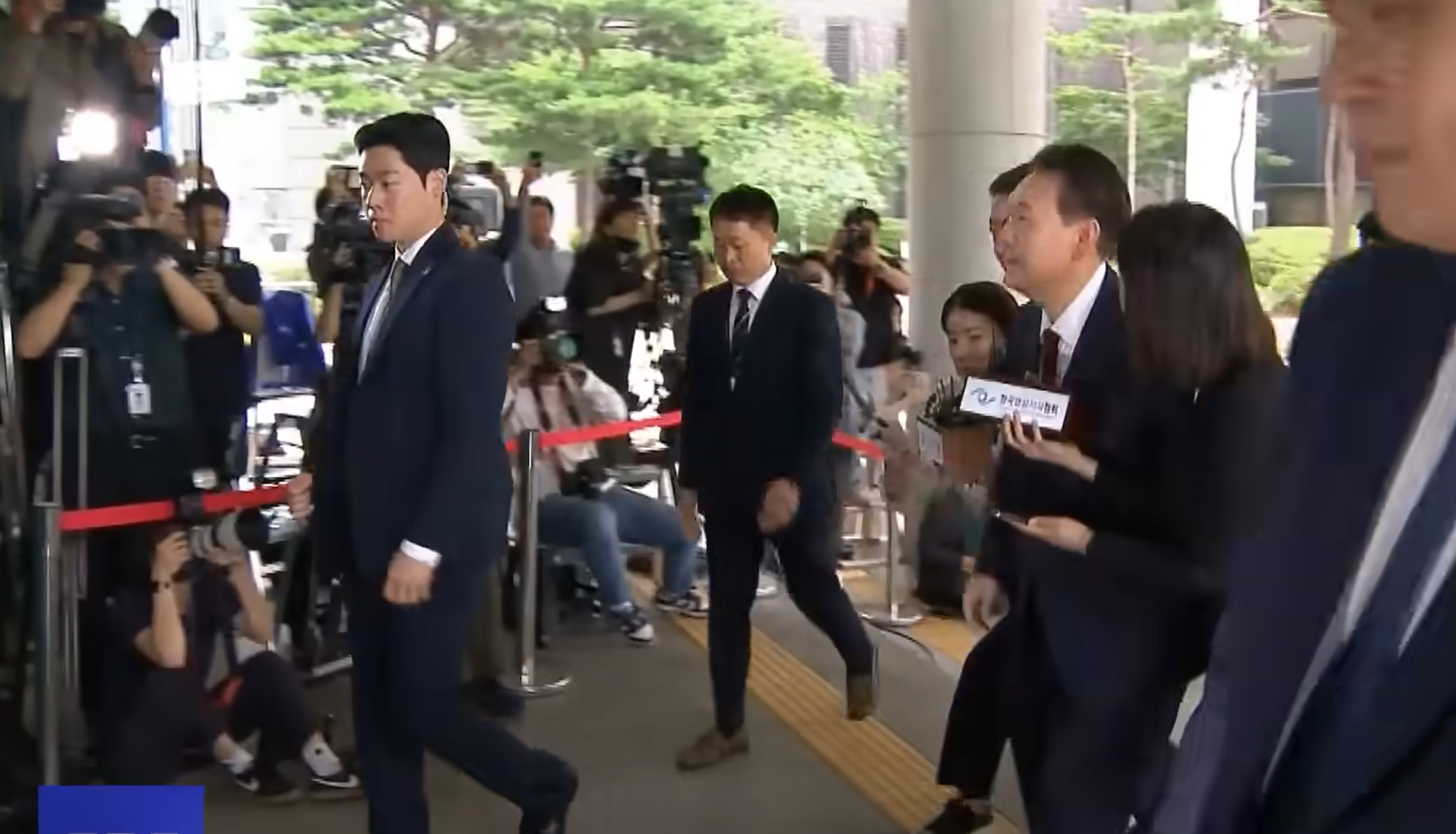 윤석열 전 대통령, 내란 특검 첫 출석