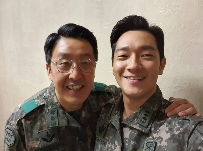 현봉식은 손석구보다 1살 어리다.