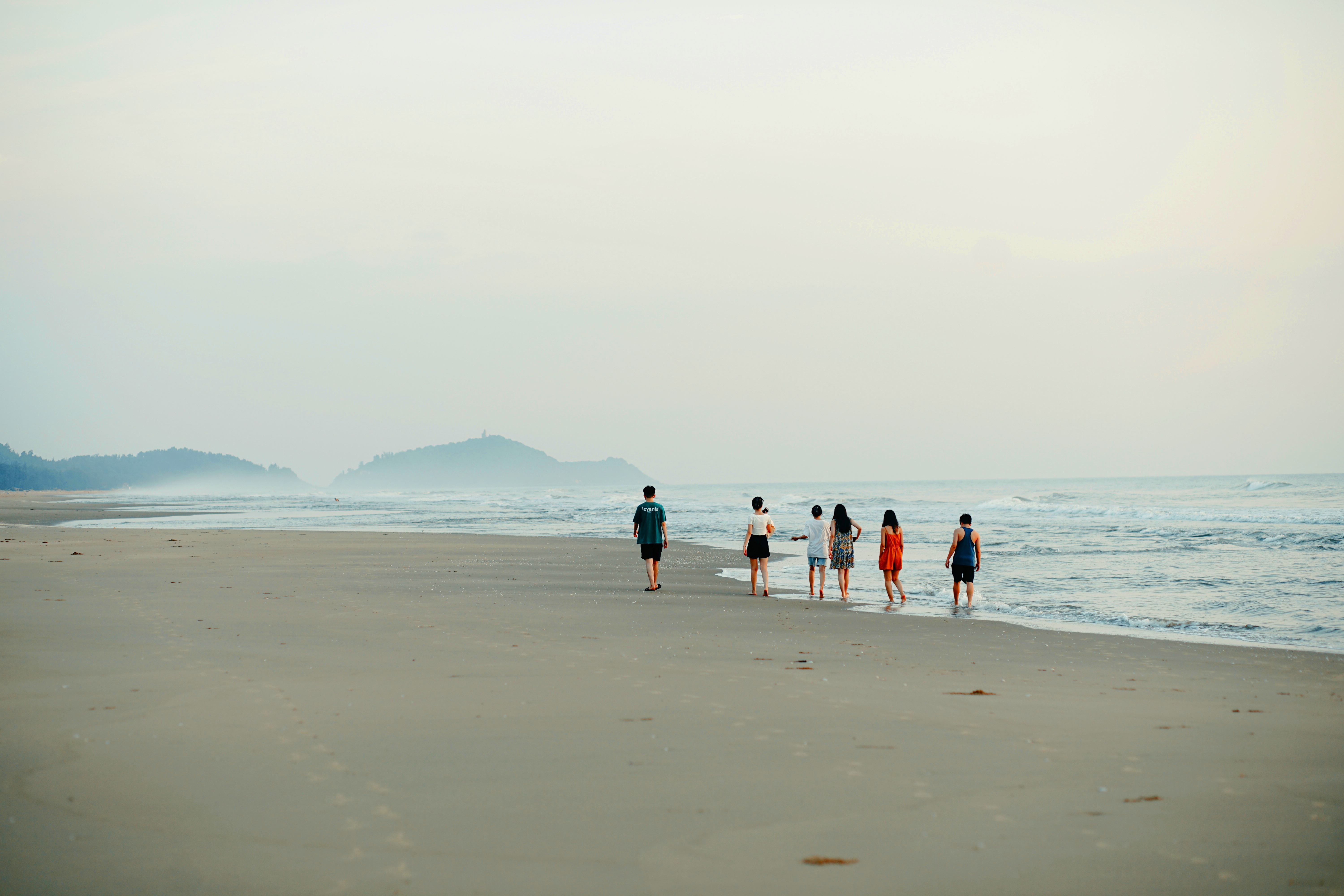해변을 걷는 사람들