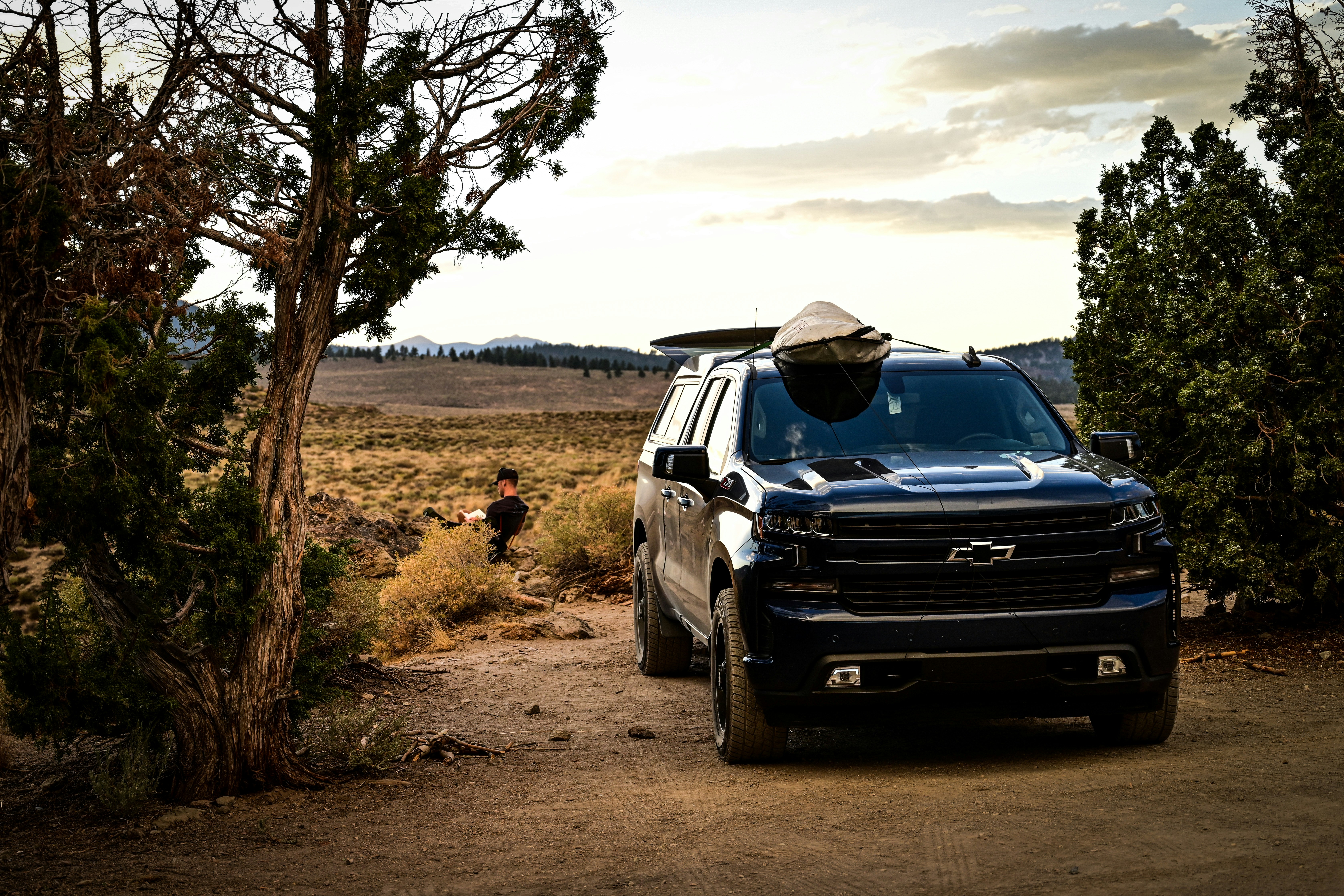 미국의 자동차 브랜드 쉐보레 검은색 SUV 차량 이미지