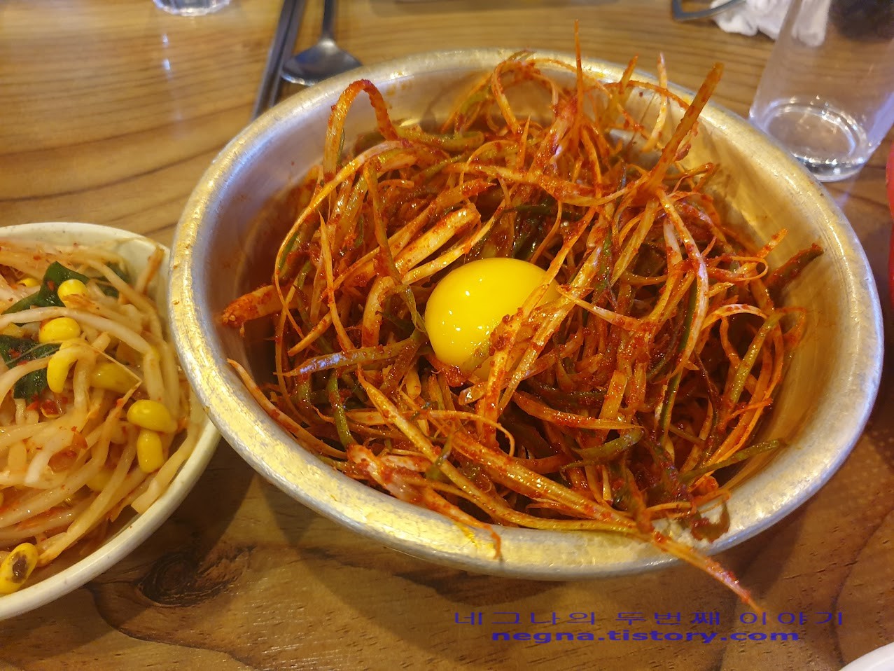 삼겹살집. 파조래기. 계란 노른자.