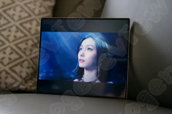 삼성 갤럭시 Z 폴드 6에서 재생 중인 비디오