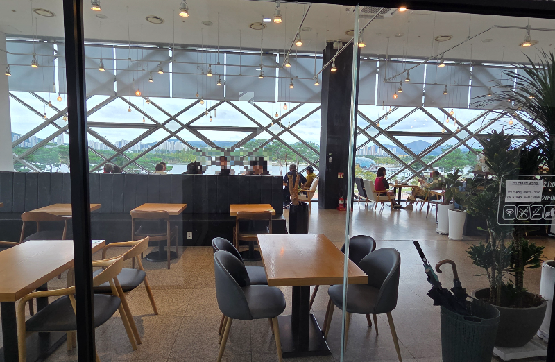 카페 안에 사람들이 앉아 있다