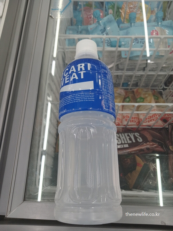 편의점 냉장고에 있는 이온 음료 (스포츠 드링크)