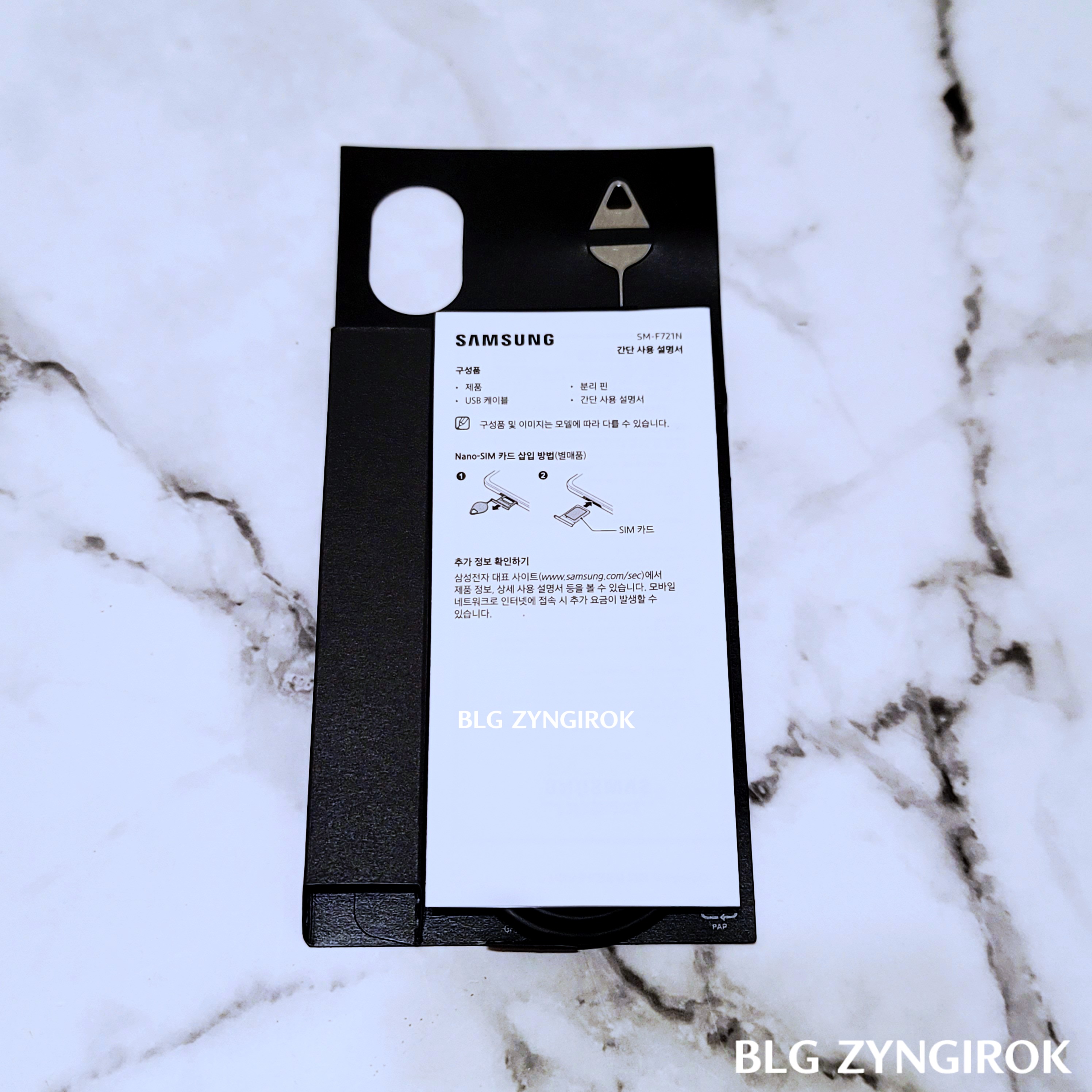 뚜껑부분-상자에-들어있는-구성품들을-꺼내-테이블에-놓은-모습이다.