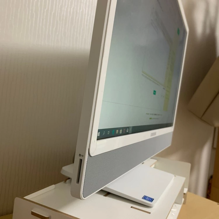 모니터_옆면_SD_카드_구멍