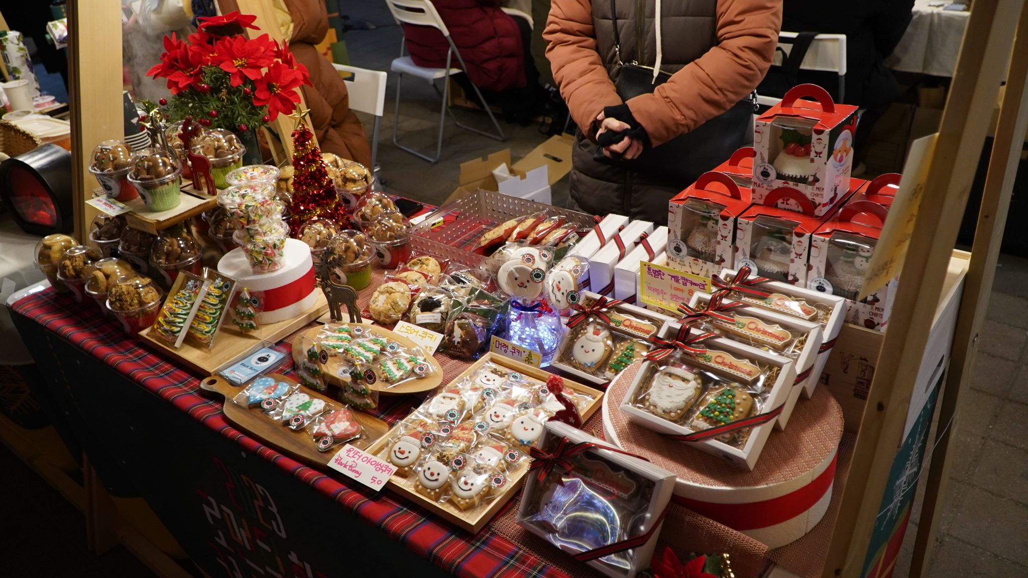 크리스마켓 상품을 판매하고 있는 모습