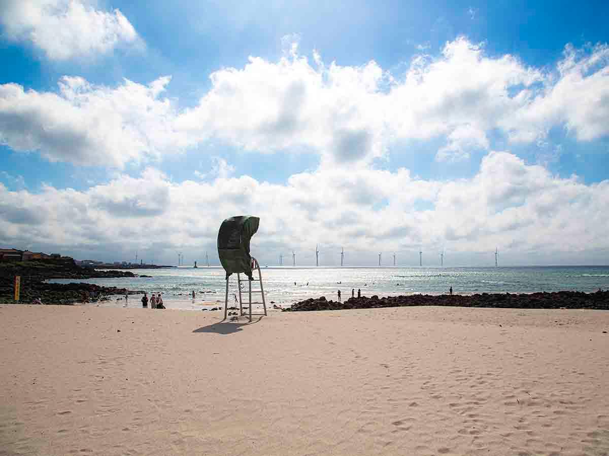 제주 곽지해수욕장 노천온천과 해변 즐기기, 가족 물놀이 명소