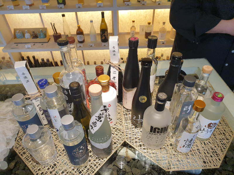 육각형 테이블 두 개 위에 다양한 전통주들이 올려져 있다.