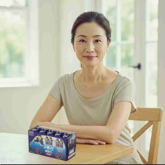 피곤한 아시아 50대 여성이 작은 드링크제 앞에 두고 식탁에 앉아 있는 사진