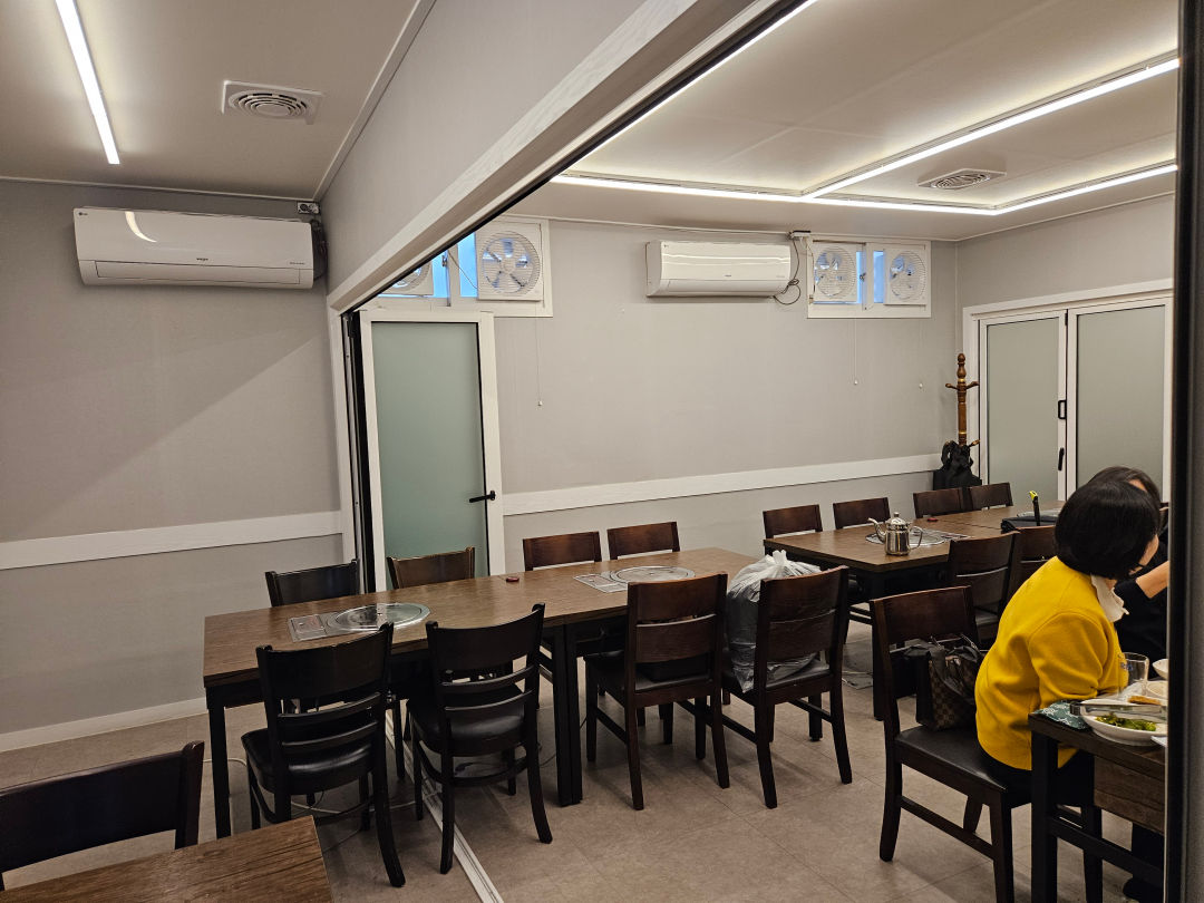 유정장어 매장 내부