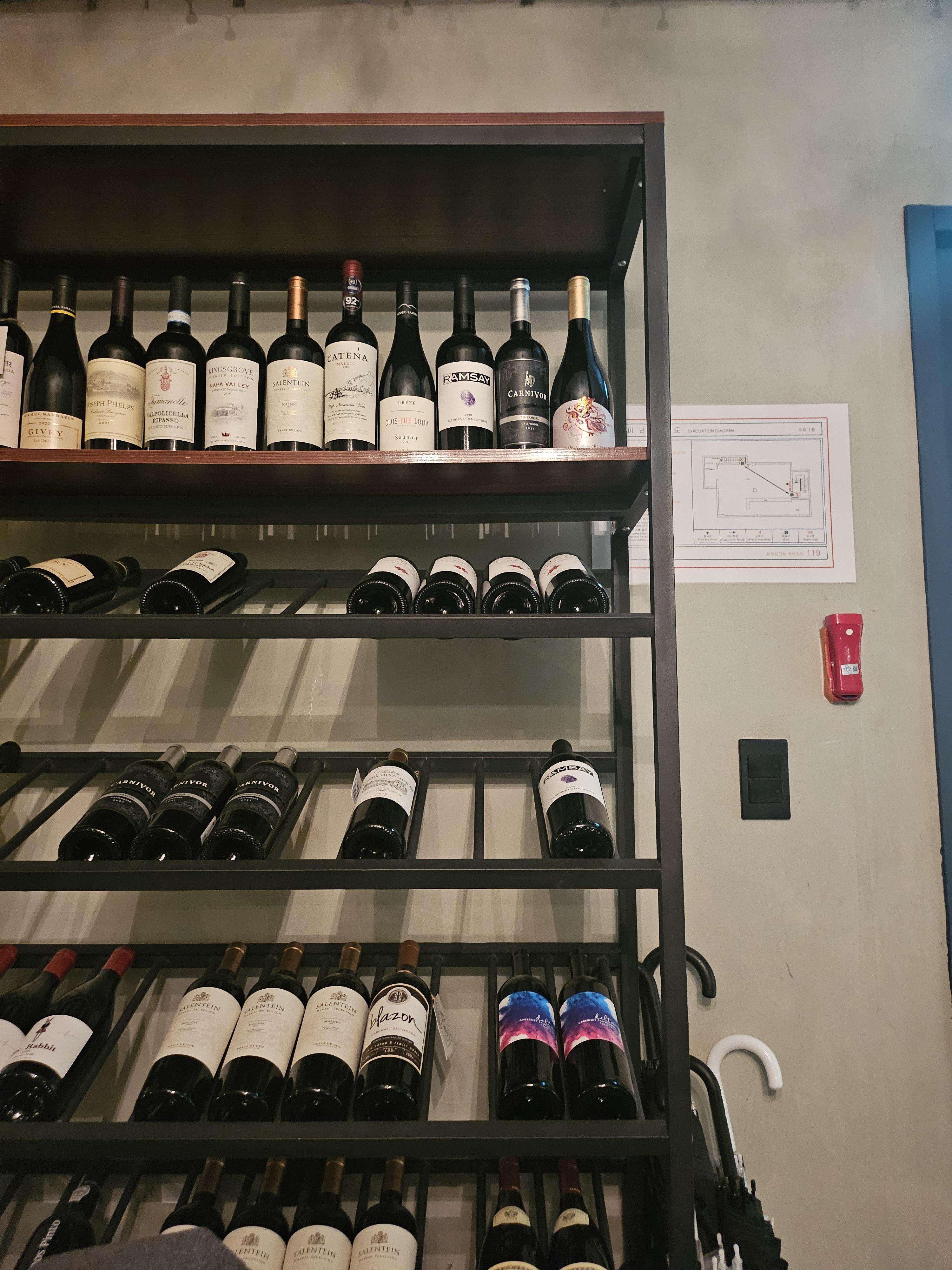 디스플레이된 와인들