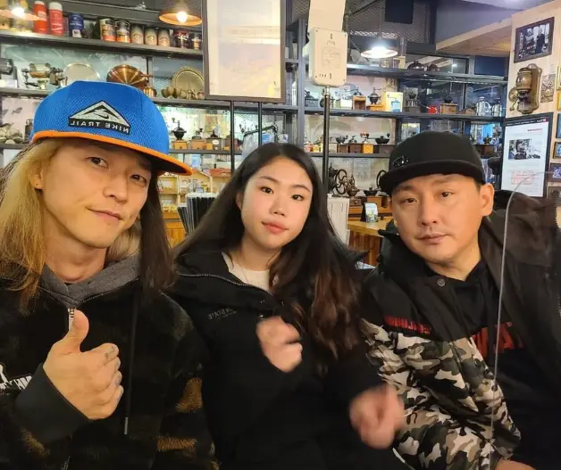 싱어게인3- 검은색 옷을 입은 긴생머리 46호와 그양옆 검은색 옷을 입은 아저씨들