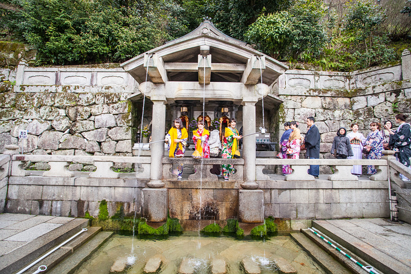 청수사 오토와 폭포의 세 줄기 신령한 물과 이를 마시려는 사람들 _Photo by Kim Sunghwan(Artageo)