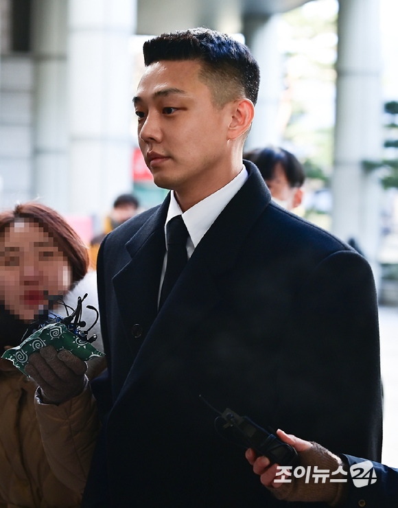 마약류 관리에 관한 법률 위반(향정) 등 혐의로 기소된 배우 유아인(본명 엄홍식)이 22일 오전 서울 서초구 중앙지법에서 열린 공판에 출석하고 있다. [사진=곽영래 기자]