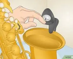 피아노 건반을 누르며 색소폰 음을 체크하는 모습 또는 두 파동이 합쳐지는 일러스트