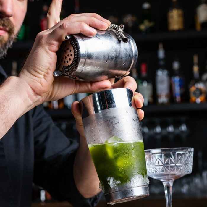 얼음과 함께 재료를 강하게 흔들어 연녹색 빛을 만들어내는 라스트 워드 제조 과정