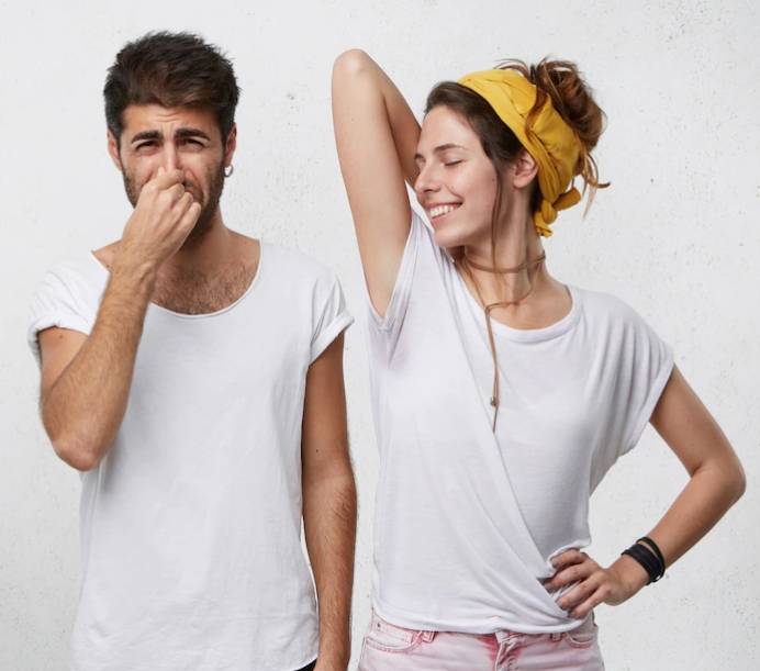 여성의 겨드랑이 땀으로 인해 괴로워하는 남성