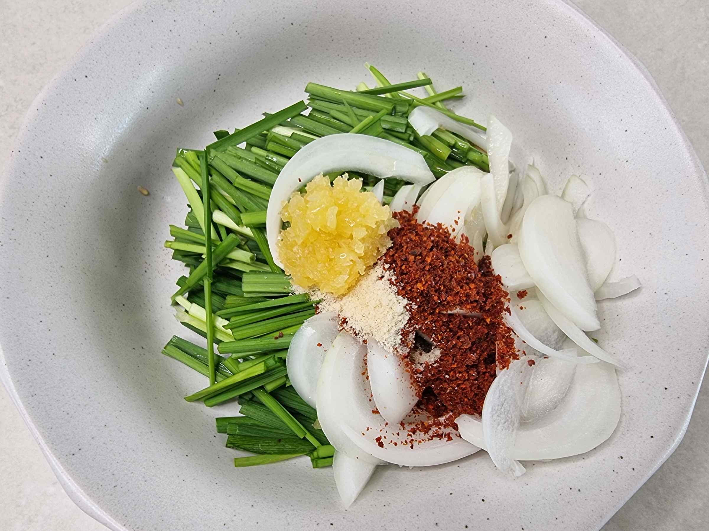 부추와 양파 등 양념재료를 모두 넣고 살살 버무린다.