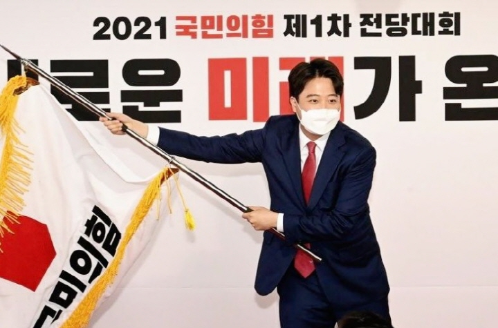 국민의힘-당대표에-선출된-후-당-깃발을-흔드는-이준석-대표