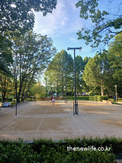 Outdoor badminton courts at Children's Grand Park surrounded by nature./자연에 둘러싸인 서울 어린이대공원 야외 배드민턴장