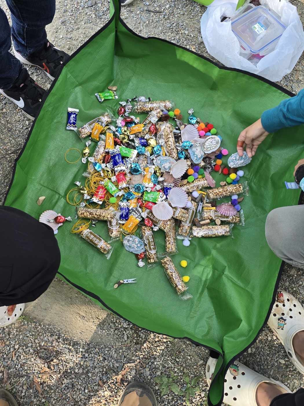 이물건을을 도구를 이용하여 우리돗자리로옮겨야 해요