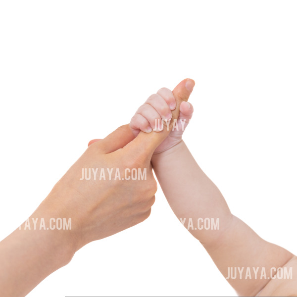 부모의 손가락을 붙잡은 아기의 손. 신뢰와 애정을 상징하는 소중한 순간.