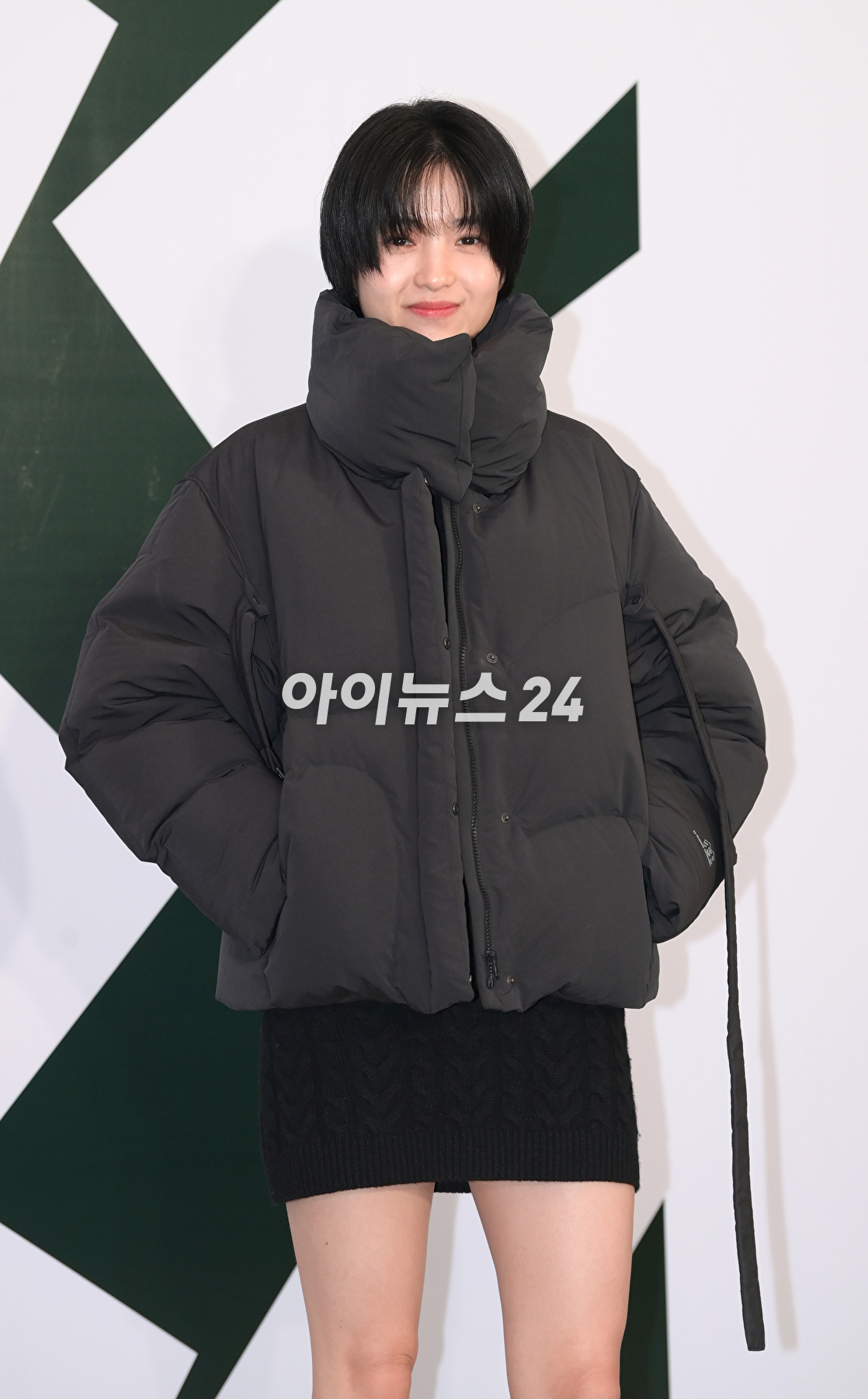 배우 김태리가 26일 오후 서울 용산구 레이어20 스튜디오에서 열린 코오롱스포츠 창립 50주년 기념 '에버그린 에너지' 캠페인 포토월 행사에 참석하고 있다. [사진=정소희 기자]