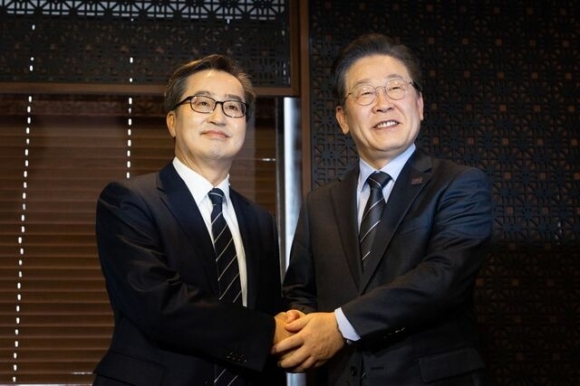 이재명 더불어민주당 대표가 28일 서울 여의도의 한 식당에서 김동연 경기지사(왼쪽)와 만나 악수하고 있다.