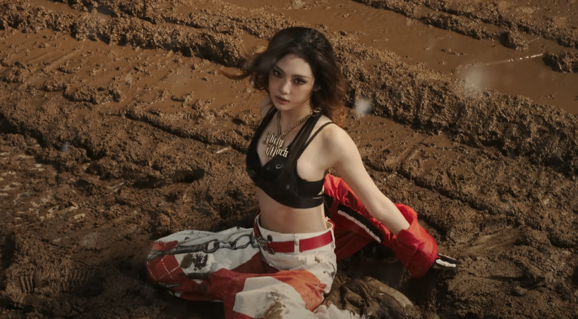 진흙위 무릎을 꿇은 닝닝