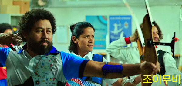 제대로 양궁을 배우는 타가우리 부족의 세 양궁 선수들_출처:CJENMMOVIE
