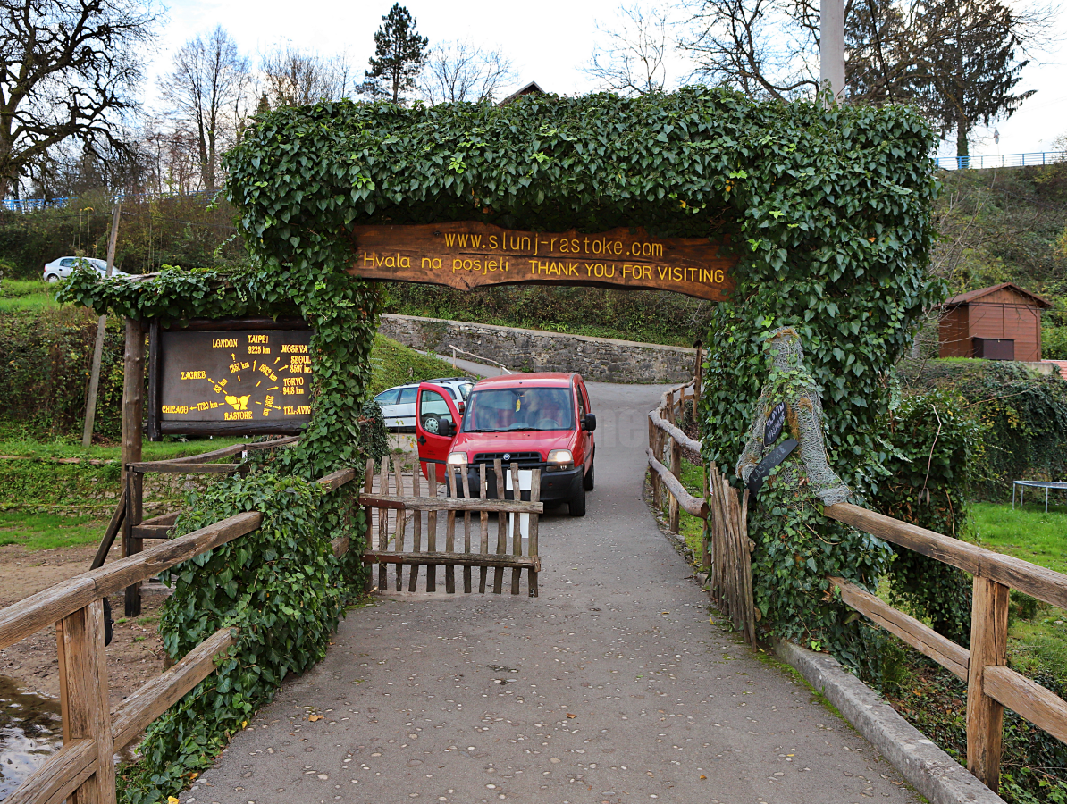 라스토케 출구 이정표와 주차된 빨간 자동차 - Farewell Signpost "Hvala na posjeti" and Red Car in Rastoke