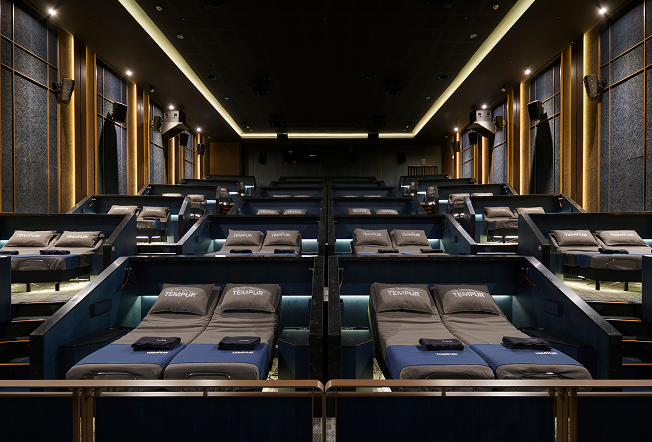 템퍼시네마 모션 베드가 있는 영화관 전경