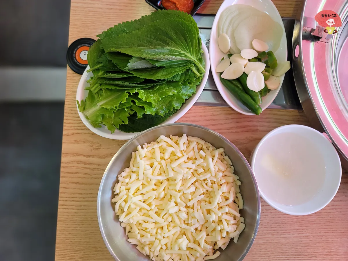 경기-남양주시-다산동-유정-춘천-닭갈비-막국수-음식점-마늘-야채-세트-모짜치즈-사진