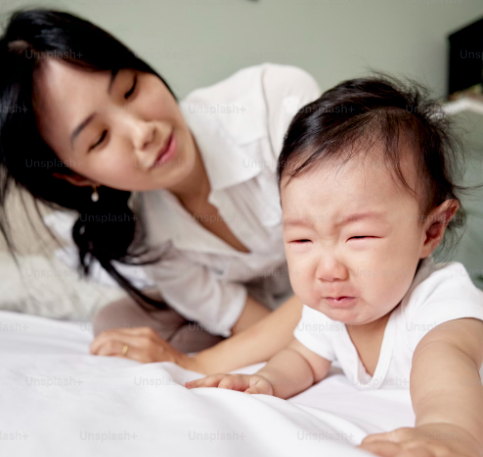 우는 아기 사진
