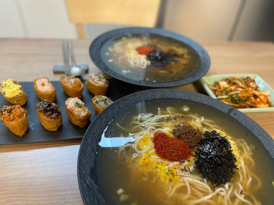 베테랑 칼국수와 유부초밥 사진