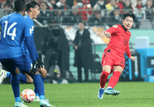 오른발 킥하는 이강인