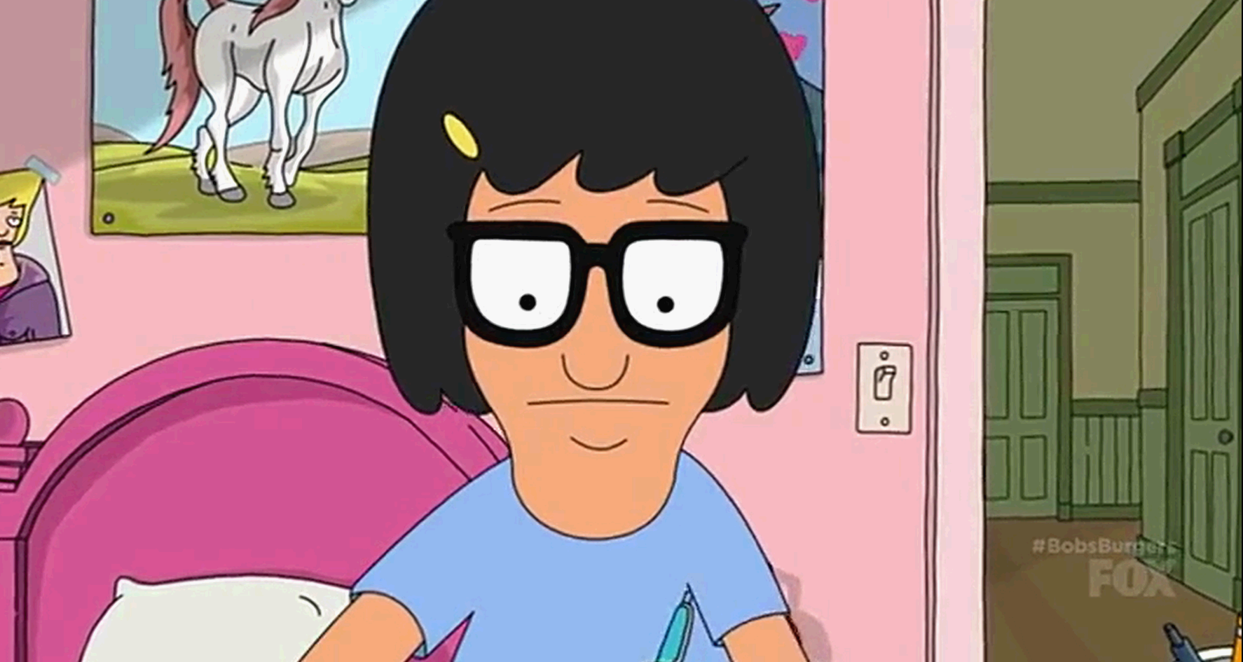 친구에게 진지하게 편지쓰는 장면