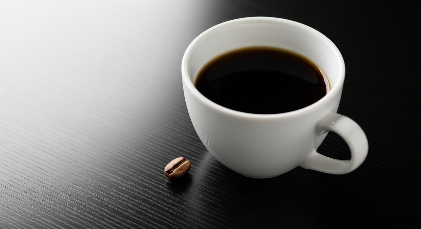 깔끔한 우드 테이블 위 순수한 블랙 아메리카노 한 잔과 커피콩. 간헐적 단식 중 허용되는 첨가물 없는 커피를 상징합니다.